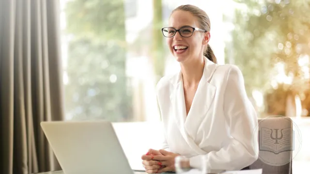 Psicóloga digitalizando la gestión de su consulta de psicología con el portátil
