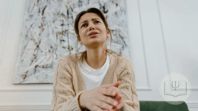 Fobia social: persona sintiendo ansiedad ante una situación social