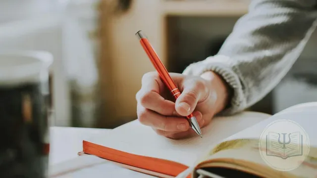 Psicólogo escribiendo notas de sesión SOAP en un cuaderno clínico — modelo de registro de psicología