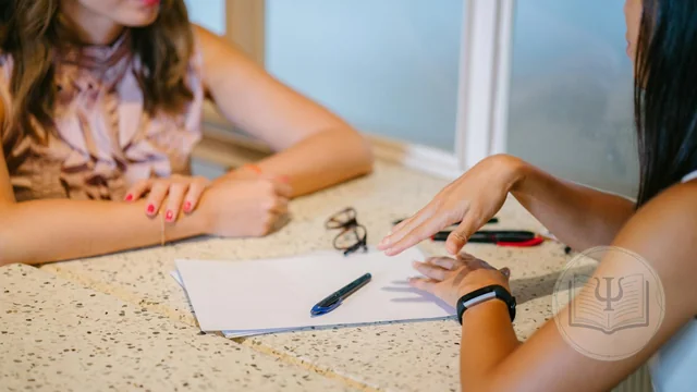 Paciente conversando en una consulta — portal del paciente para psicólogos