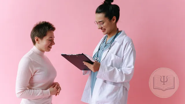 Psicóloga acompañando a una madre en el posparto en una sesión de psicología perinatal