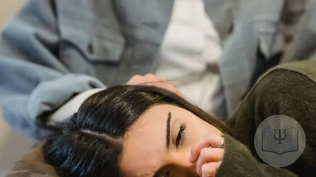 Psicóloga acompañando a un paciente en el trabajo de regulación emocional en consulta