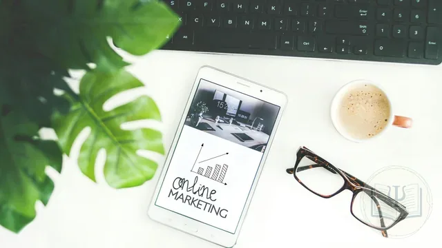 Smartphone sobre escritorio con panel de reseñas y reputación online — reseñas Google para psicólogos
