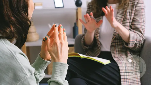 Terapeuta y paciente en sesión privada: secreto profesional en psicología
