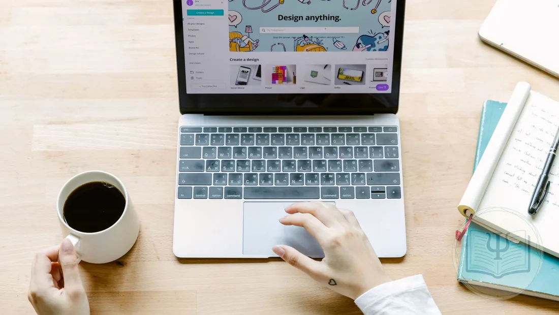 Psicóloga trabajando de forma segura con el software de gestión de su consulta