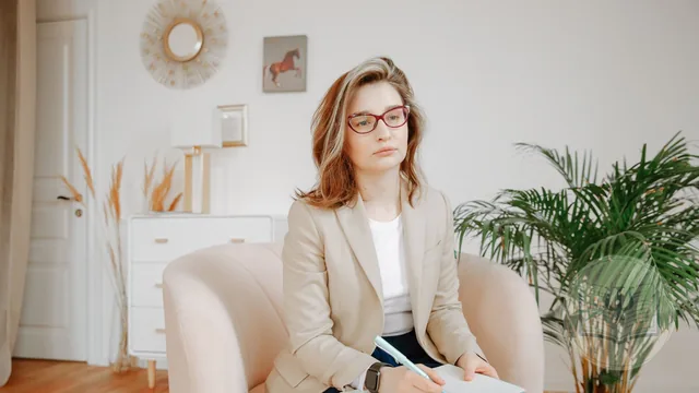 Software para psicólogos clínicos: psicóloga clínica gestionando su consulta