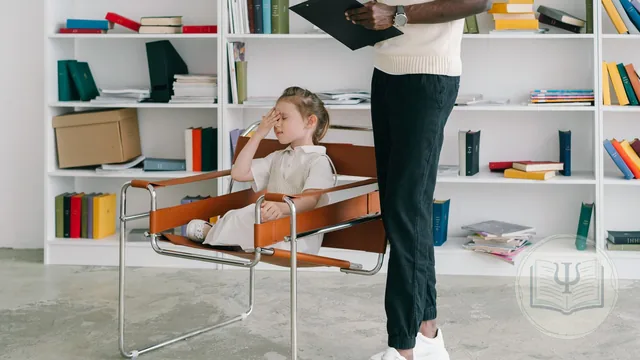 Software para psicólogos infantiles: niña en la consulta de un psicólogo infantil