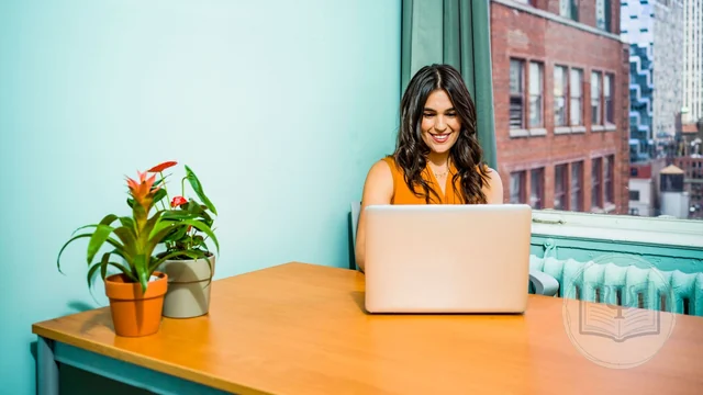 Software para terapeutas: profesional gestionando su consulta en el portátil