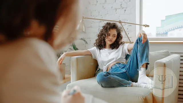 Terapia de esquemas: paciente reflexiona en una sesión de terapia