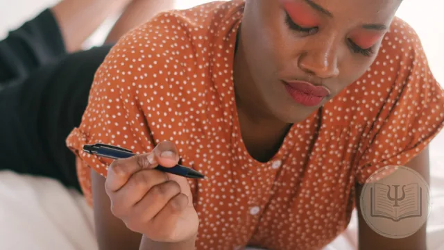 Mujer escribiendo con un bolígrafo mientras reescribe su historia en terapia narrativa