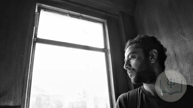 Trastorno bipolar: persona entre la luz y la sombra junto a una ventana