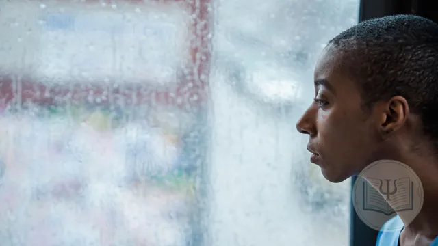 Trastorno límite de la personalidad (TLP): persona afrontando la inestabilidad emocional junto a una ventana